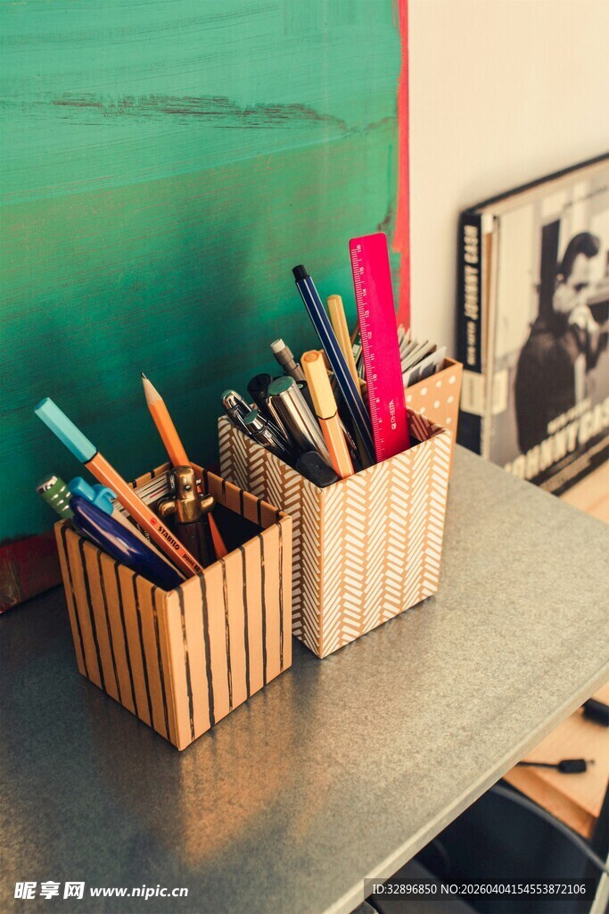 木质笔筒收纳多彩文具