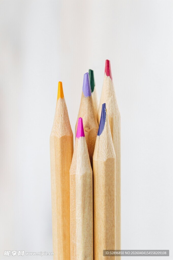 彩色铅笔整齐排列