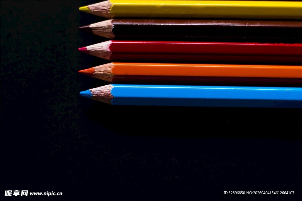 多彩铅笔整齐排列