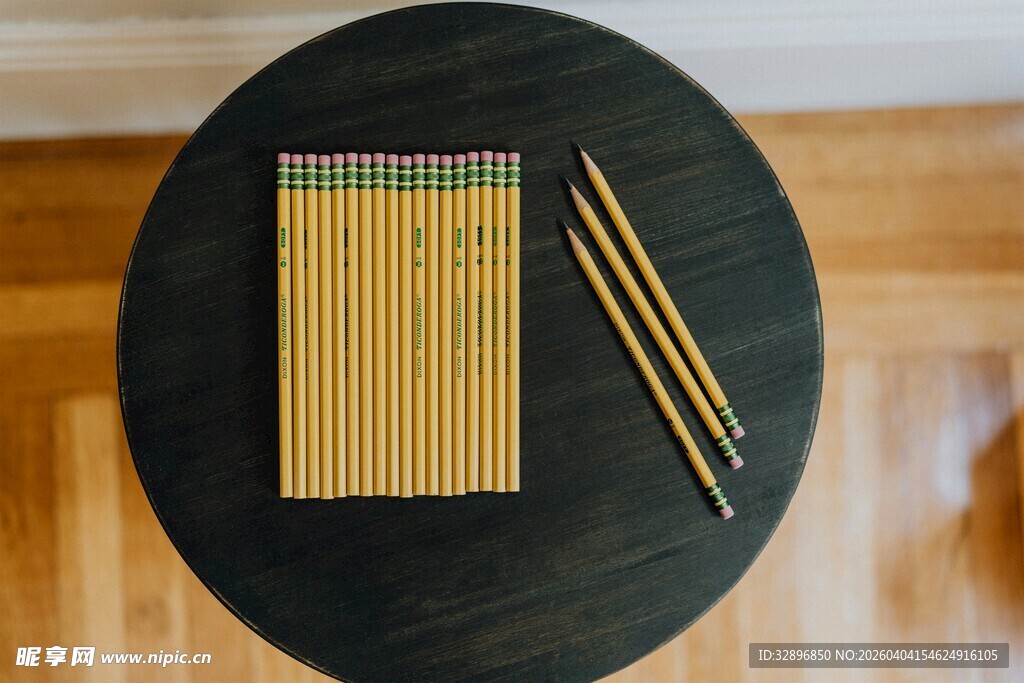 圆形桌上的竹简与筷子