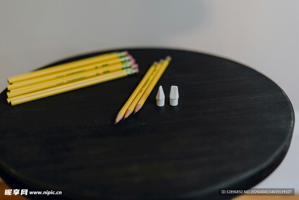 黑色圆盘上的文具物件