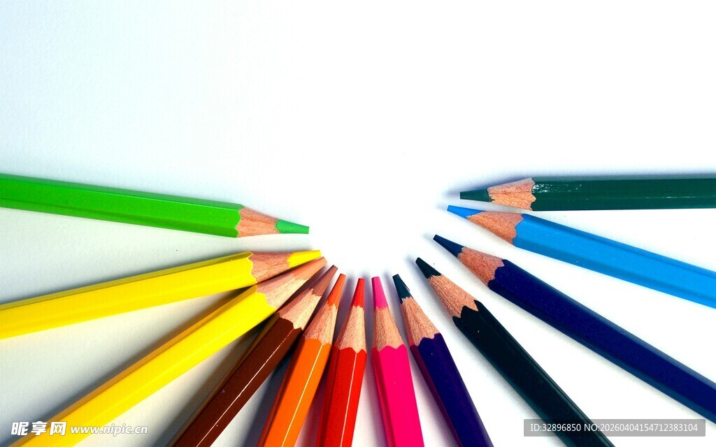 彩色铅笔整齐排列展示