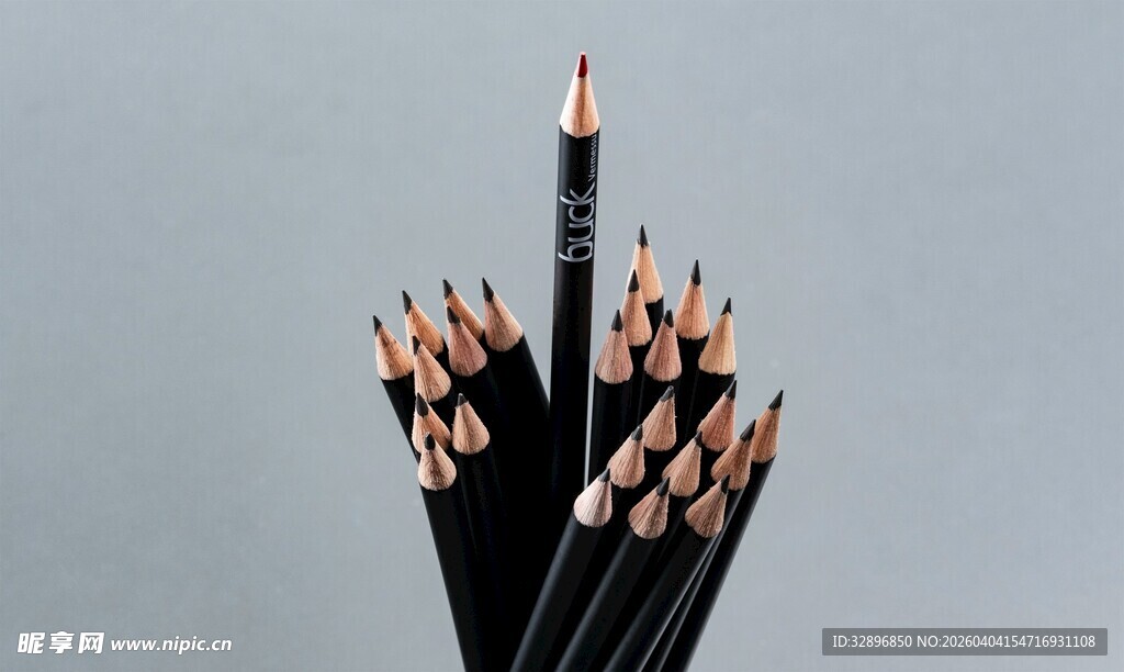 多根黑色电线露出铜芯