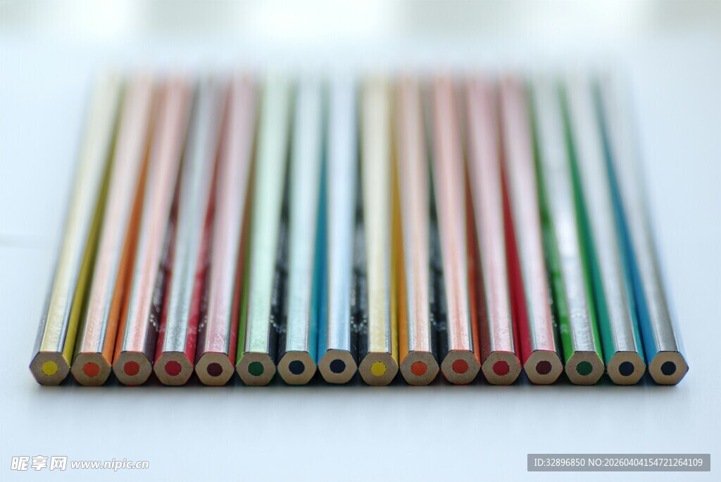 多彩铅笔整齐排列展示