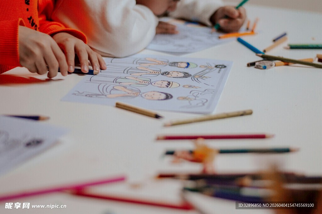 儿童专注于绘画创作