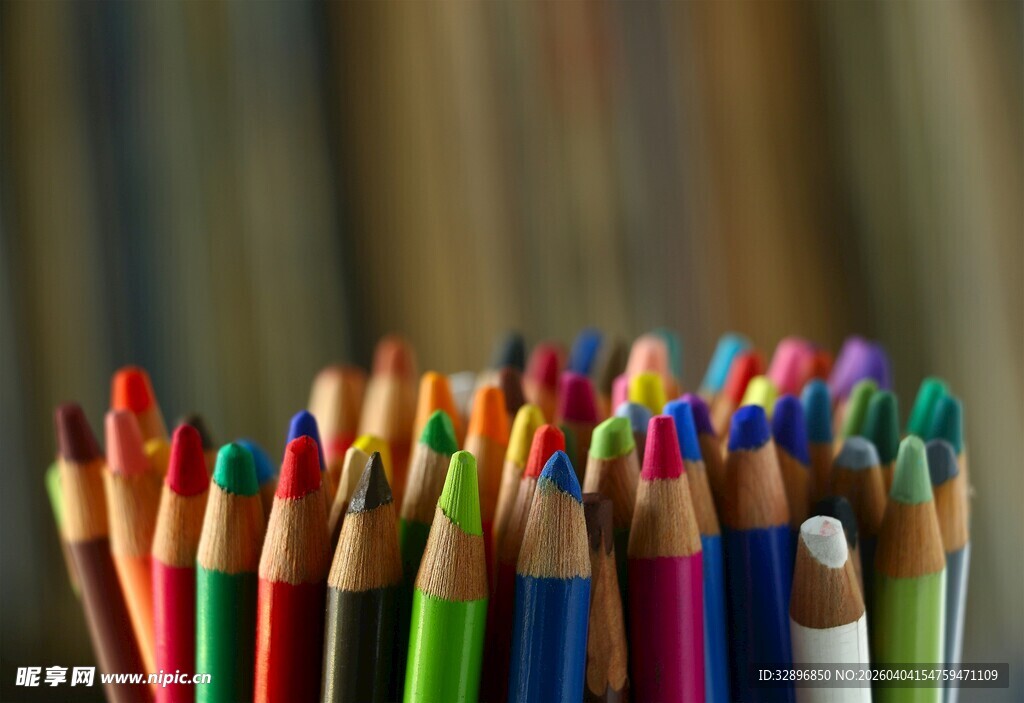 多彩铅笔齐聚