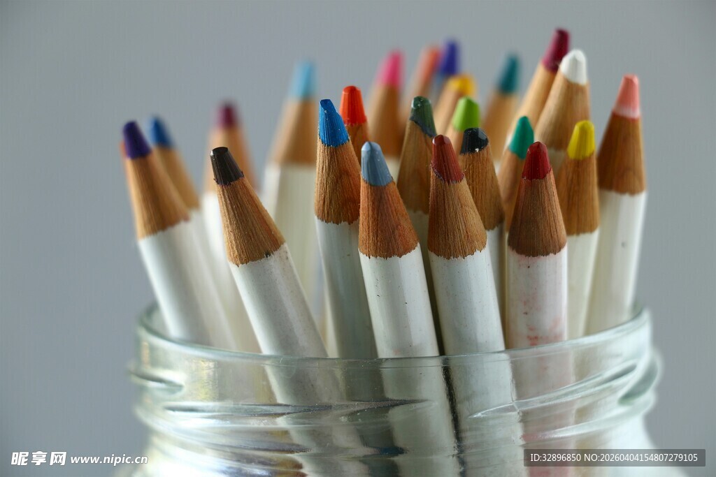 彩色铅笔装于玻璃罐中