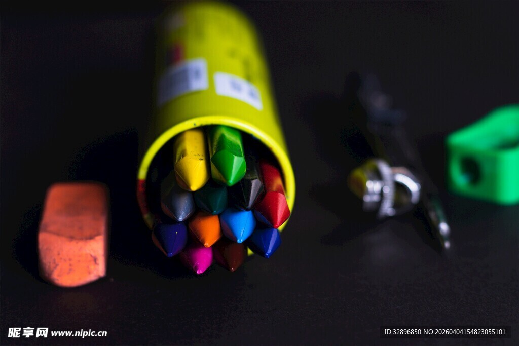 彩色蜡笔与文具摆放