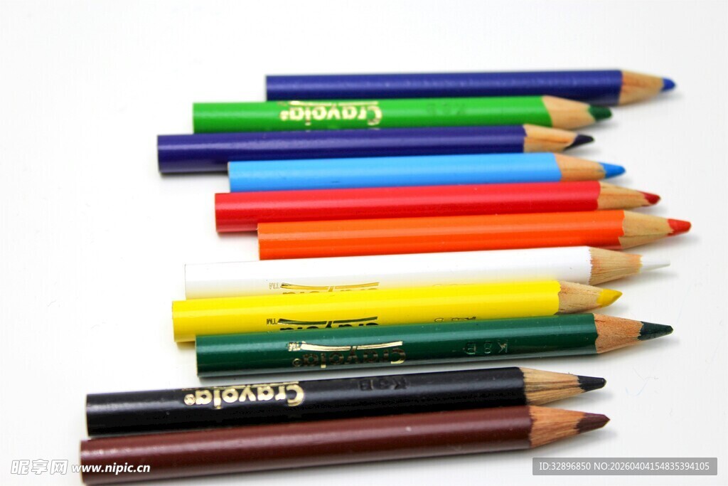 彩色铅笔整齐排列展示