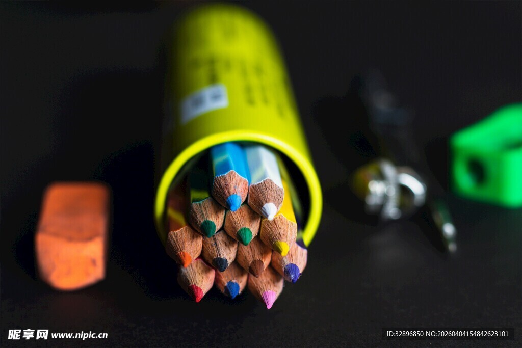 彩色铅笔置于黄色笔筒中