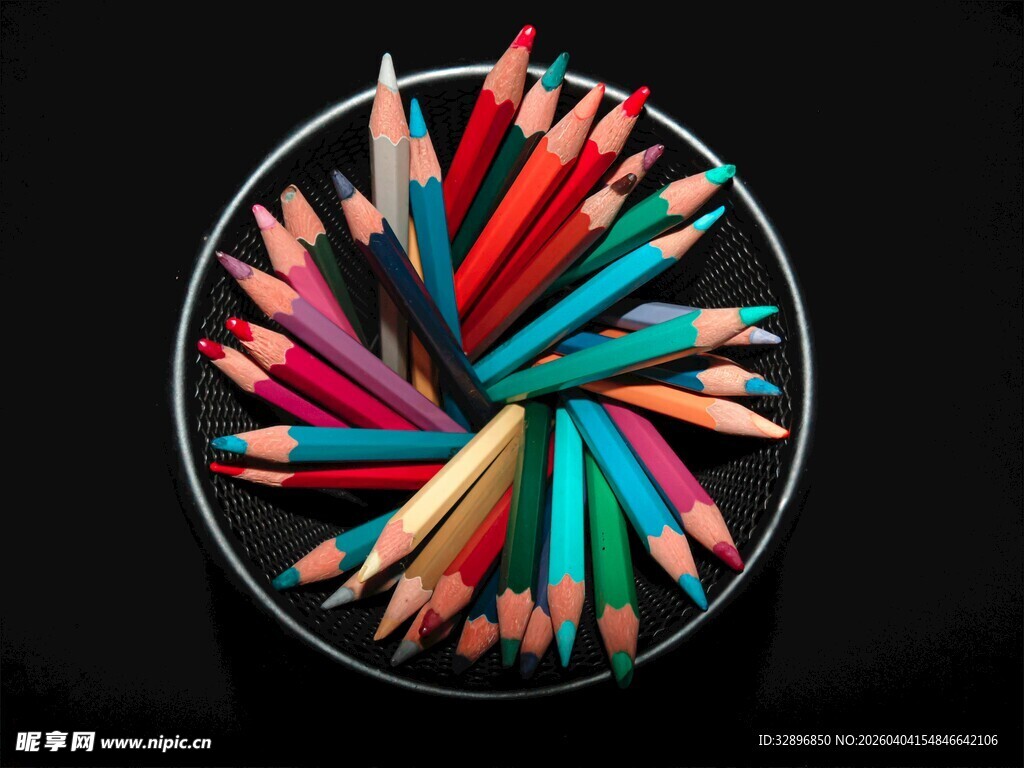 彩色铅笔呈圆形排列展示