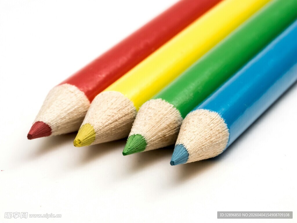 彩色铅笔整齐排列