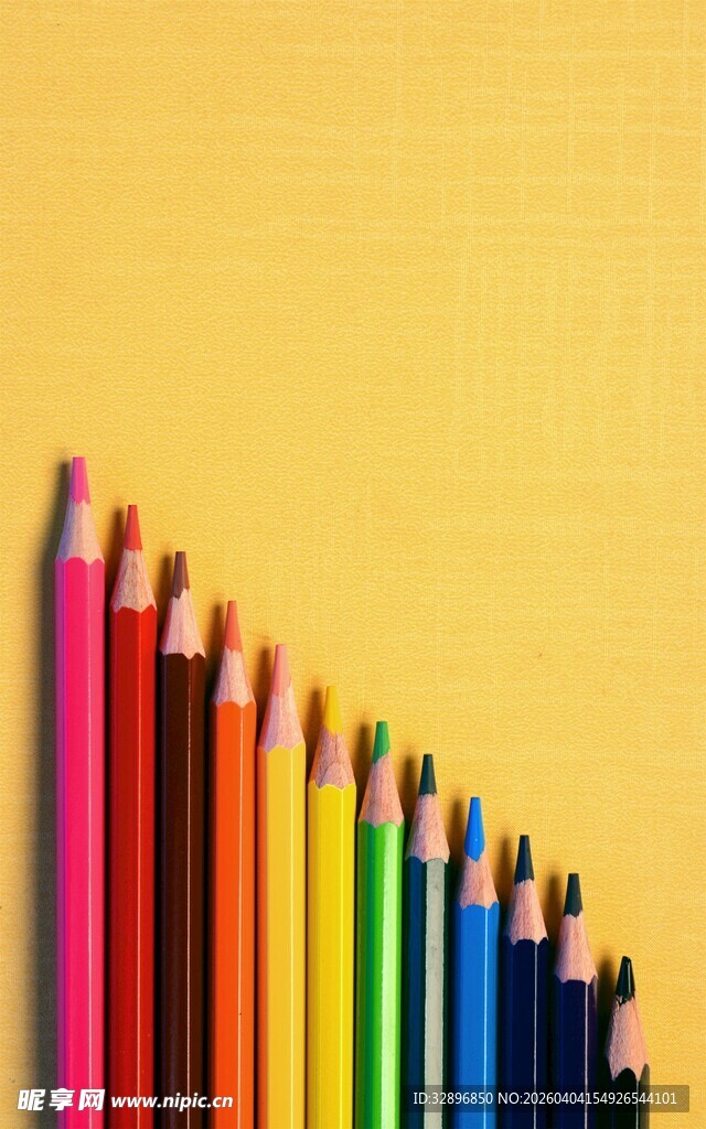 彩色铅笔整齐排列