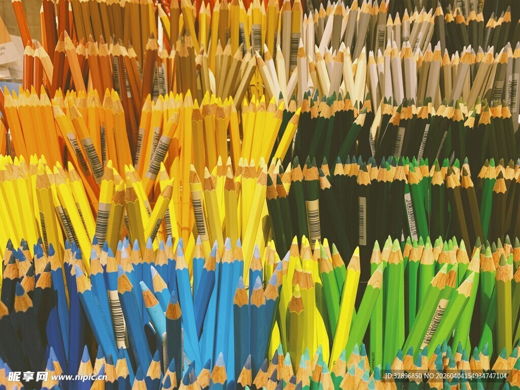 多彩铅笔整齐排列展示