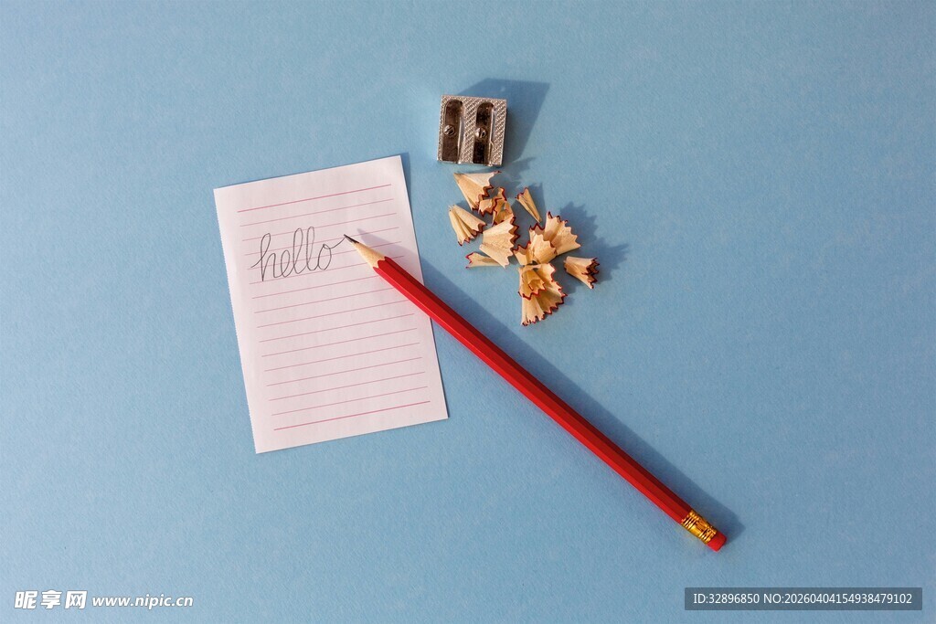 蓝色背景下的文具小物