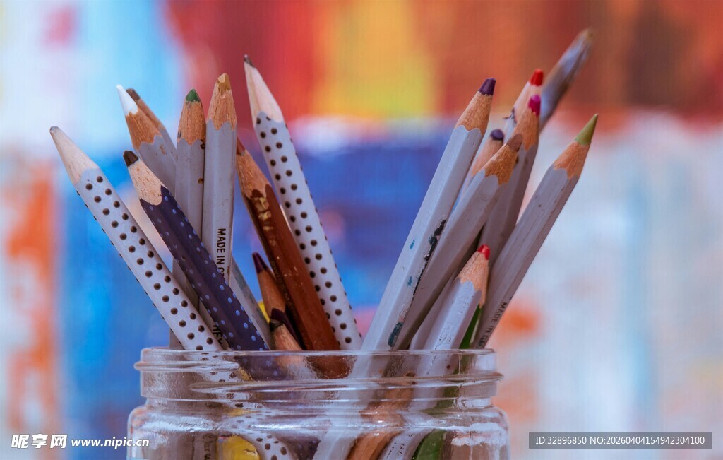 罐中多彩铅笔