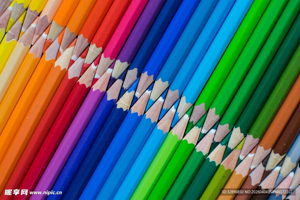 多彩铅笔整齐排列展示