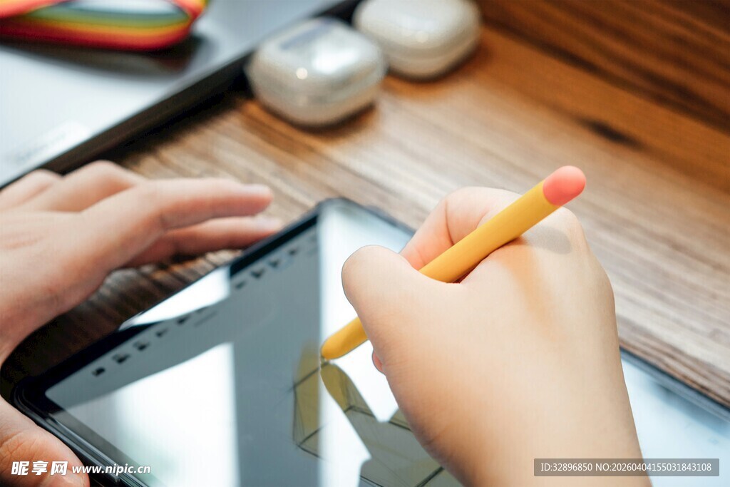 手绘达人在数位板上创作