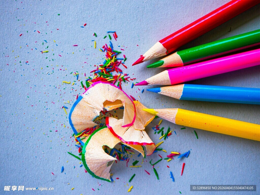 彩色铅笔与铅笔屑特写
