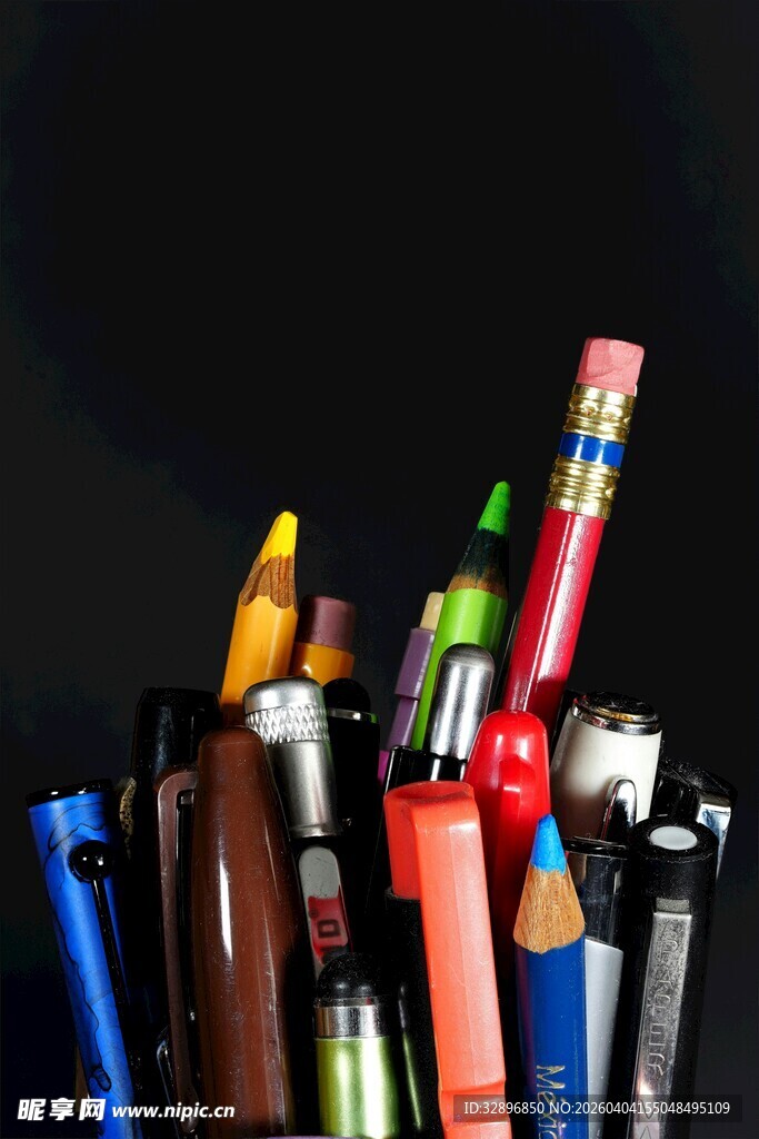 多彩铅笔簇拥展示