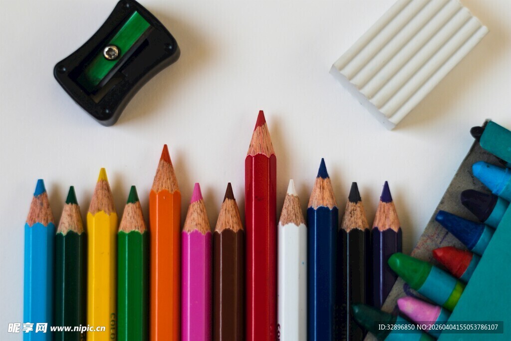 多彩铅笔与文具组合