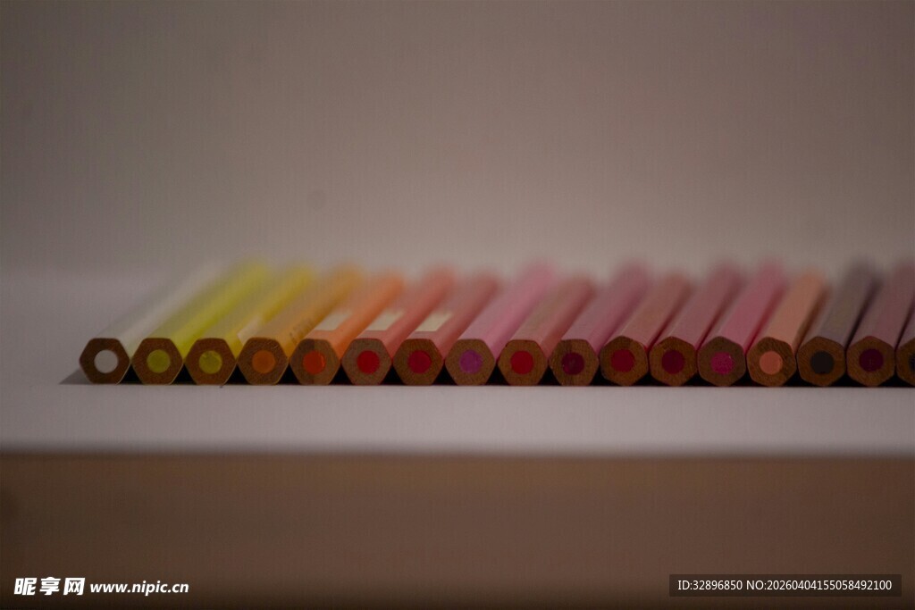 彩色铅笔整齐排列展示