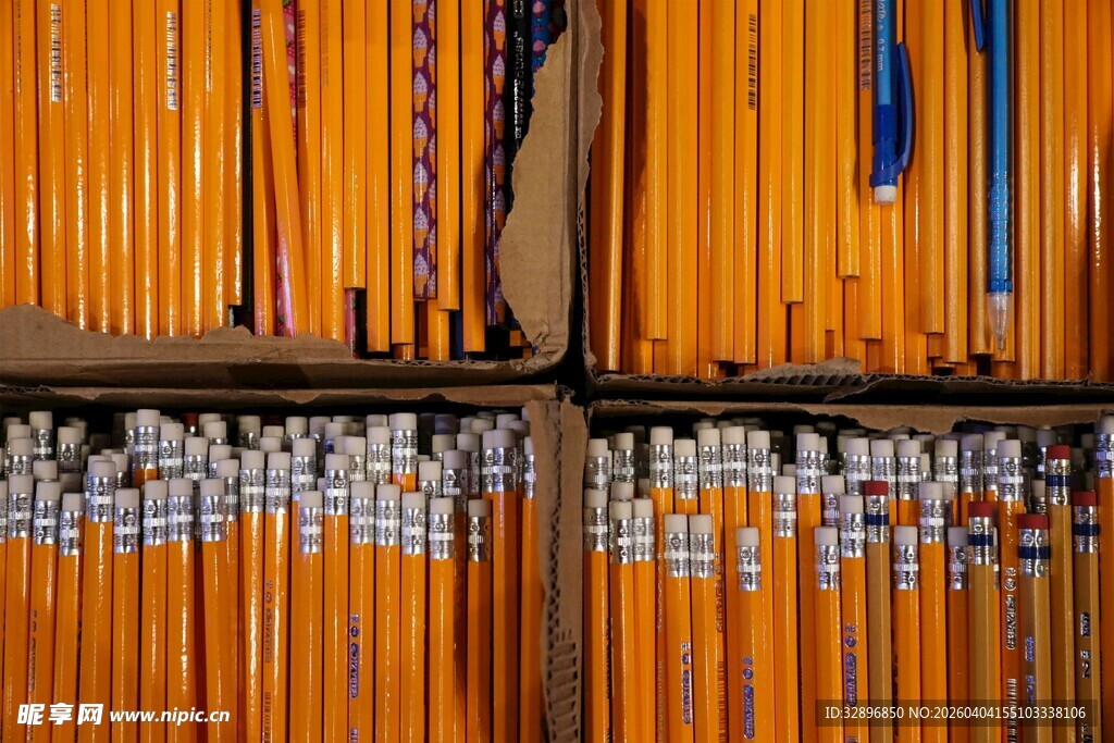 整齐排列的彩色铅笔