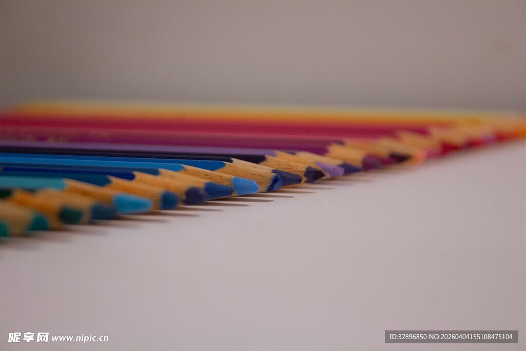 彩色铅笔整齐排列展示