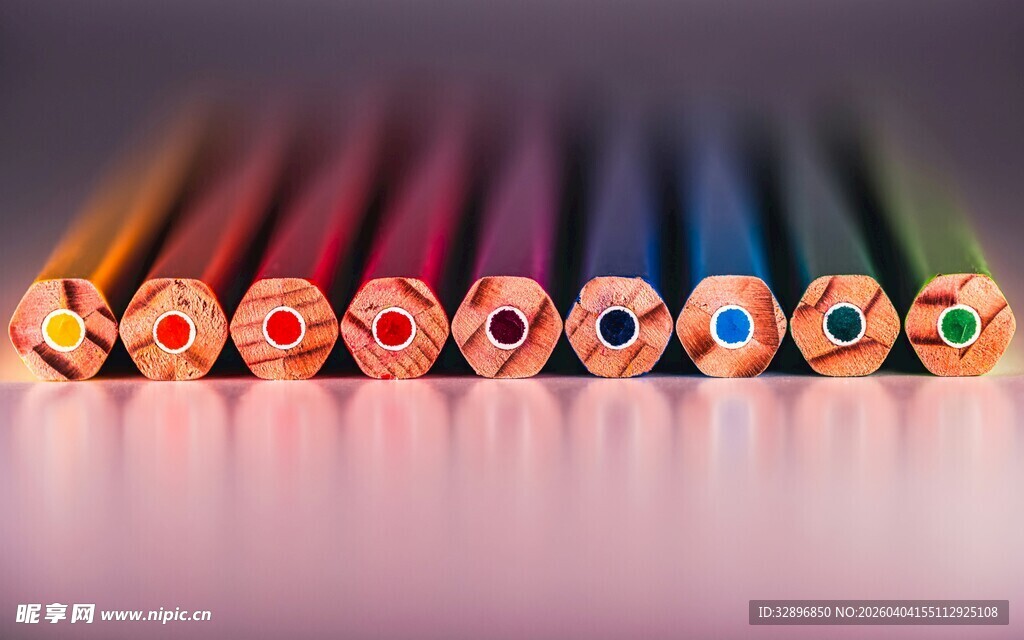 彩色铅笔整齐排列展示