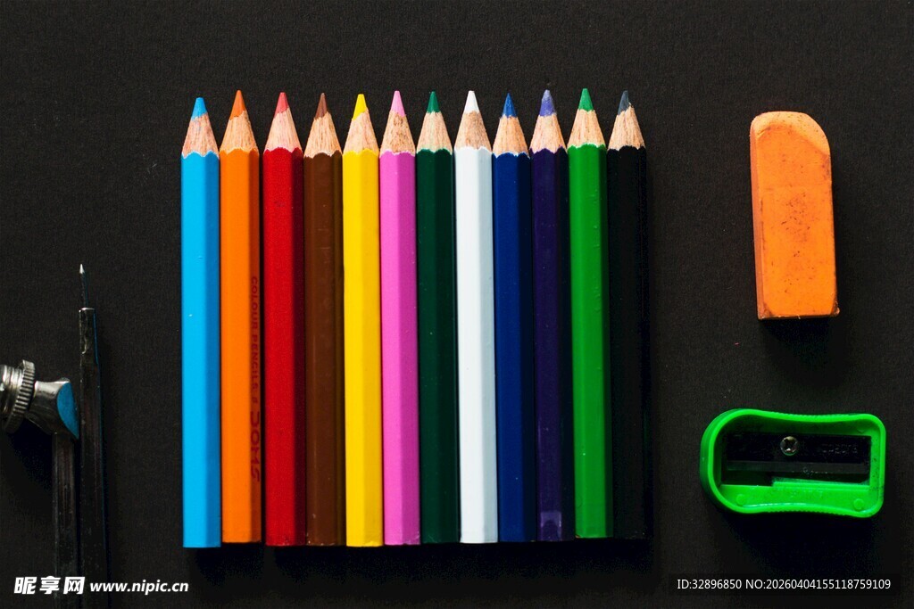 彩色铅笔与文具组合