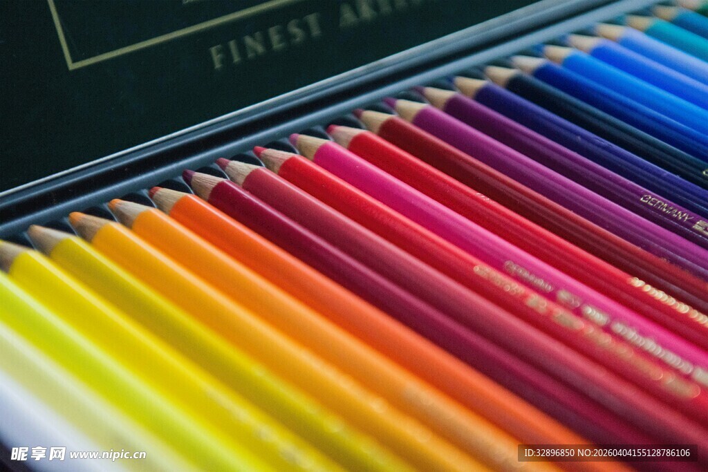 多彩彩色铅笔整齐排列