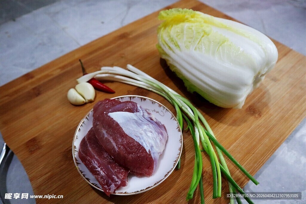 砧板上的食材组合