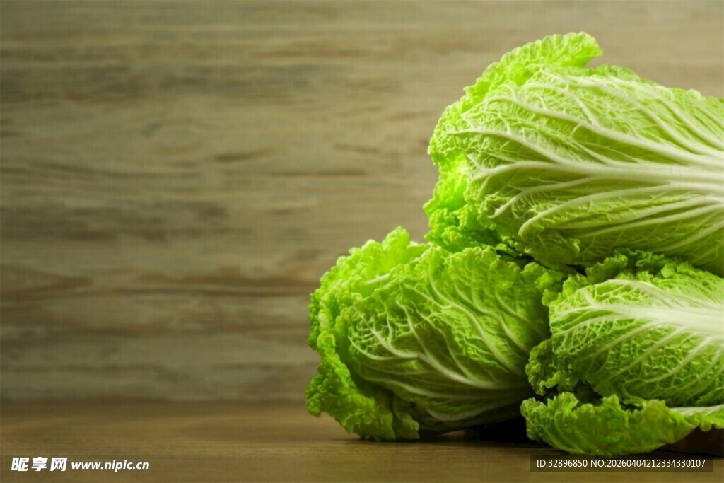 新鲜大白菜堆叠在木桌上