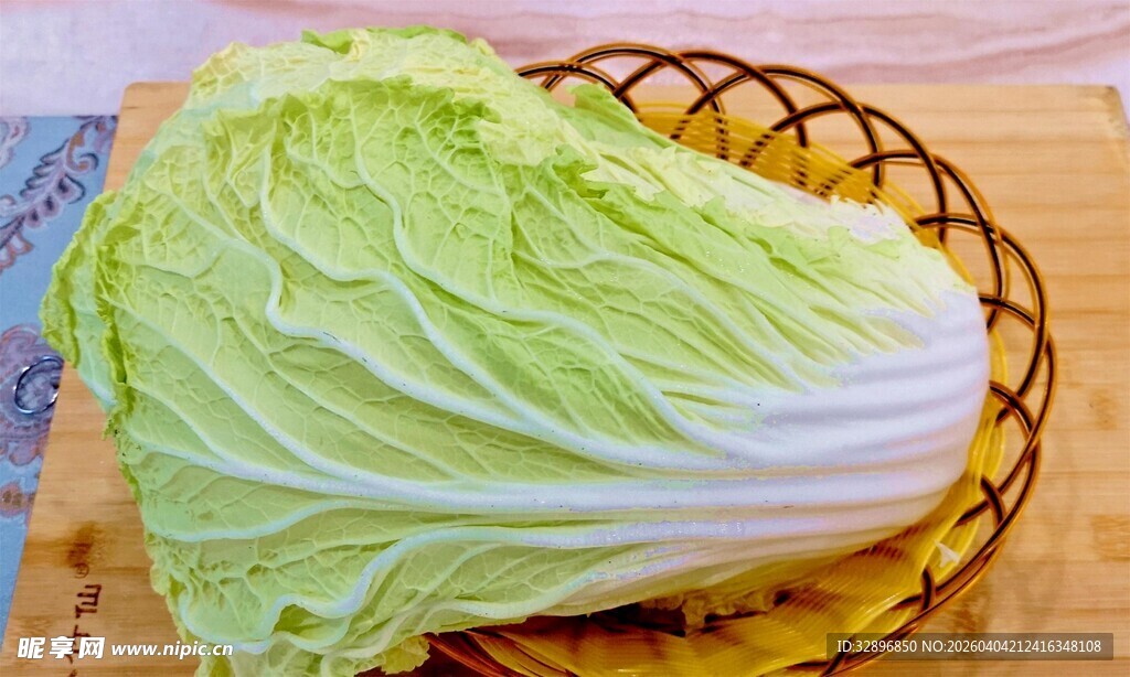 新鲜大白菜置于竹篮中