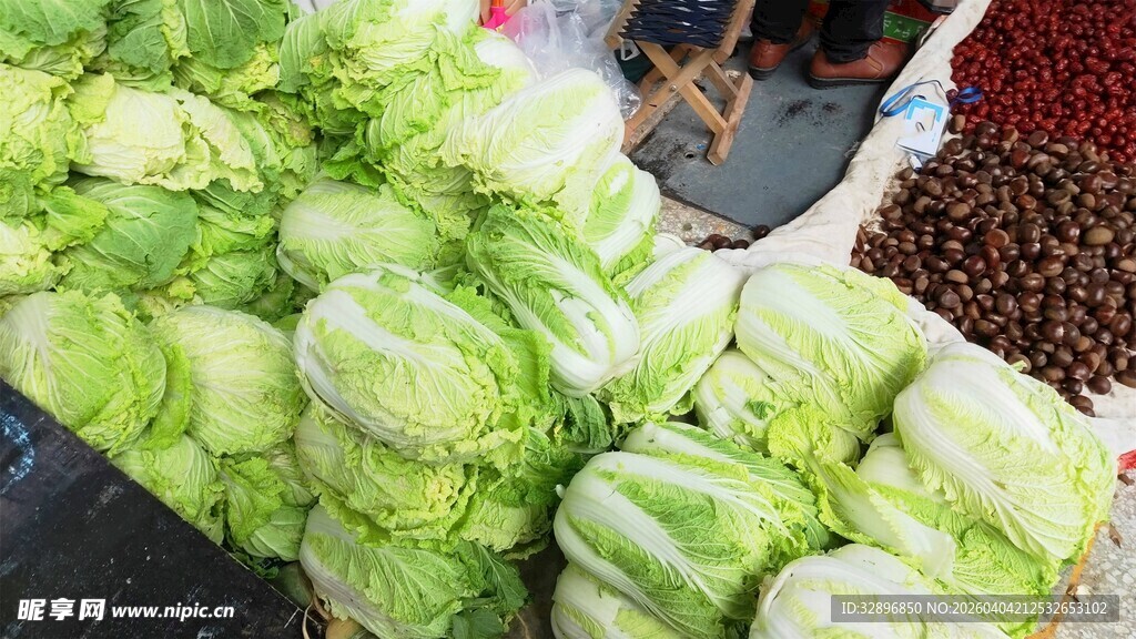 新鲜卷心菜摆放在市场摊位