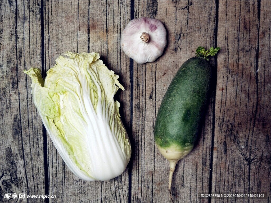 木桌上的新鲜蔬菜组合