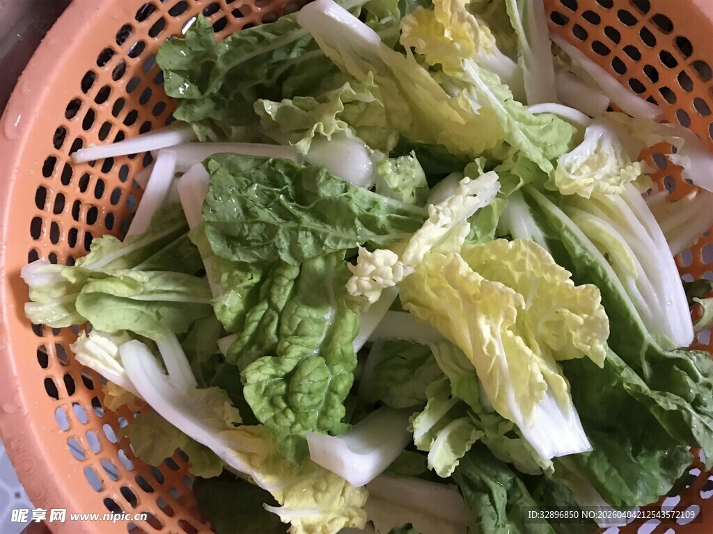篮子里的新鲜小白菜