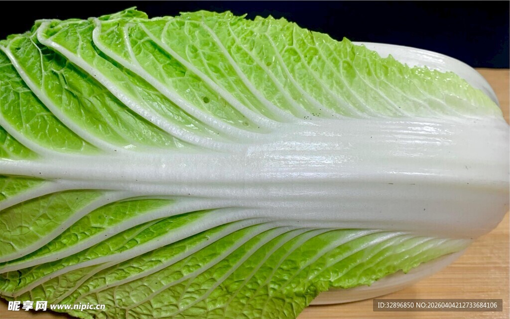 新鲜翠绿的大白菜叶片