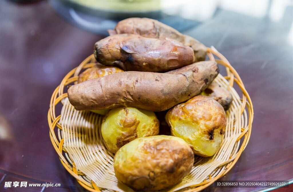 竹篮中的土豆与特色香肠