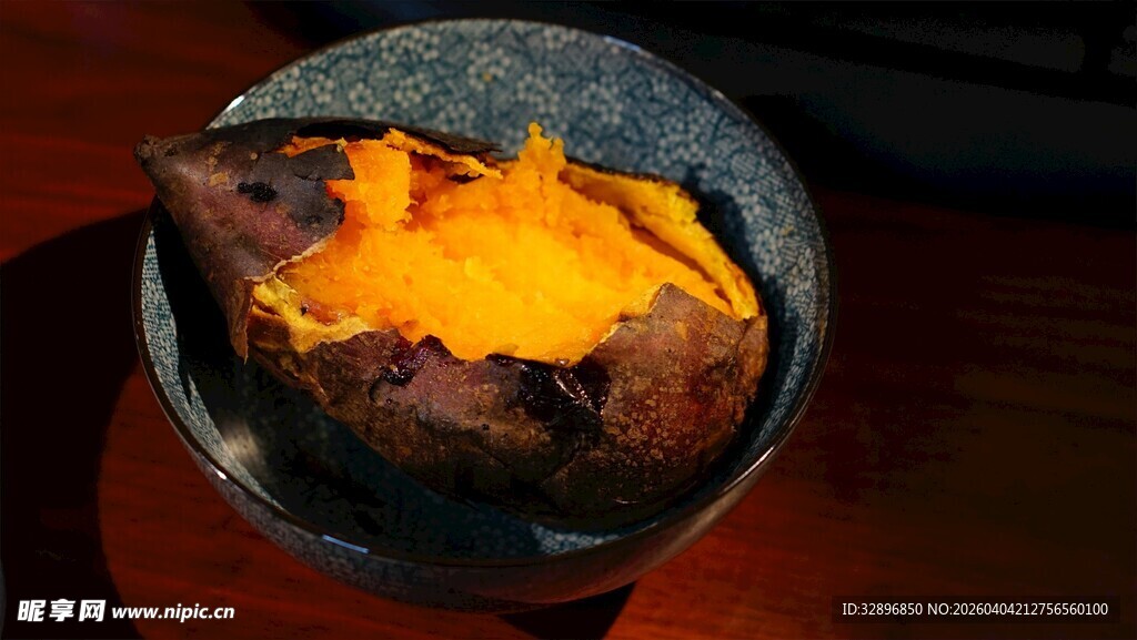 炭火盆中燃烧的炽热炭火