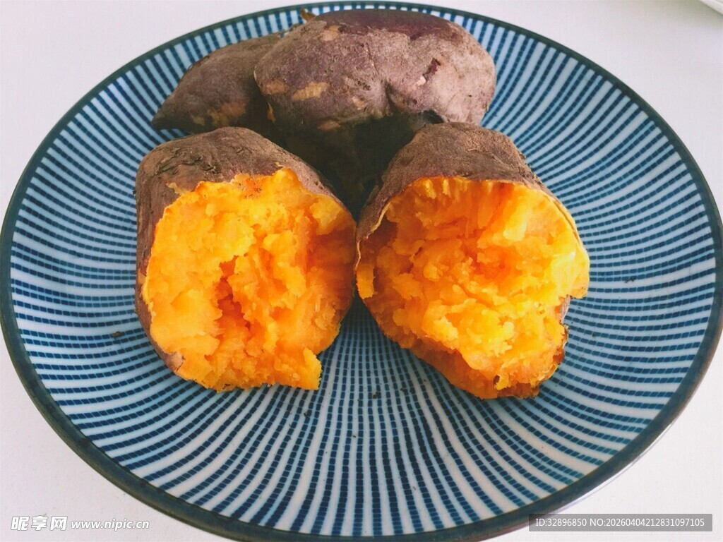 蓝盘上的美味烤红薯