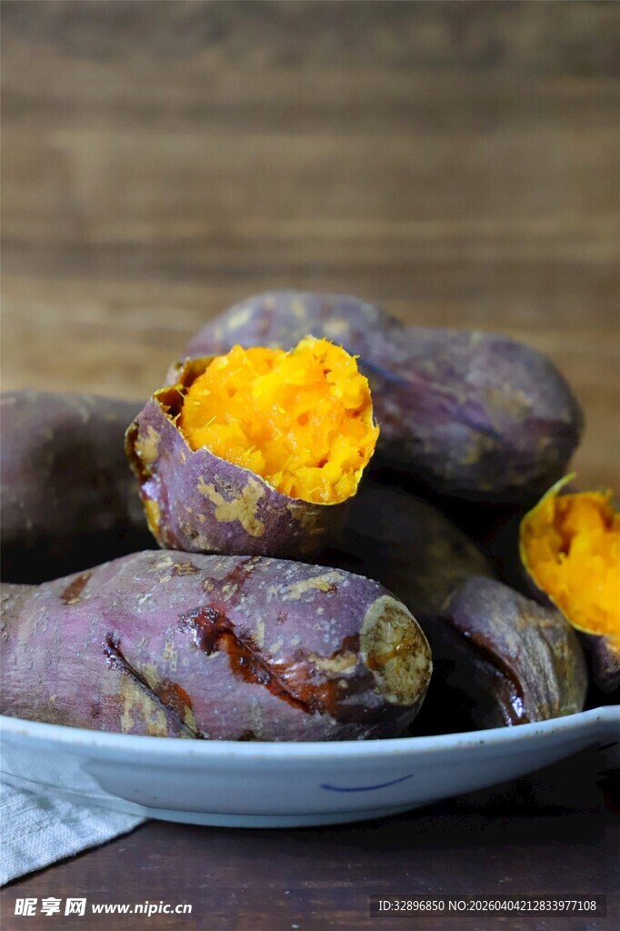 盘中香甜烤红薯