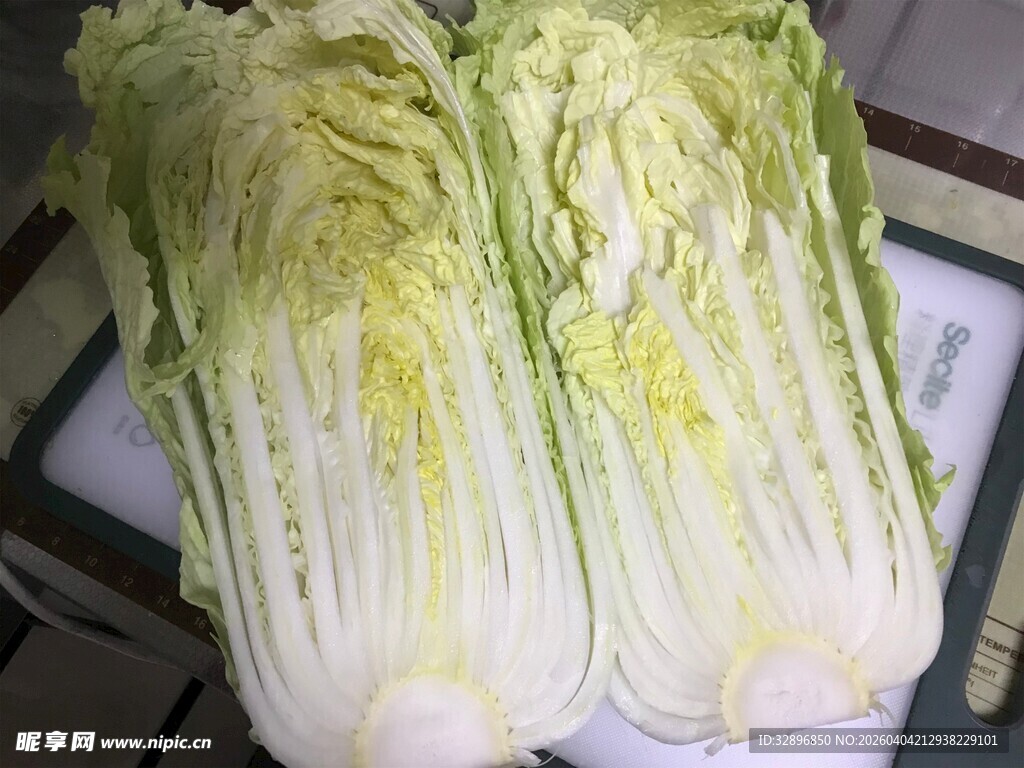 两颗新鲜大白菜