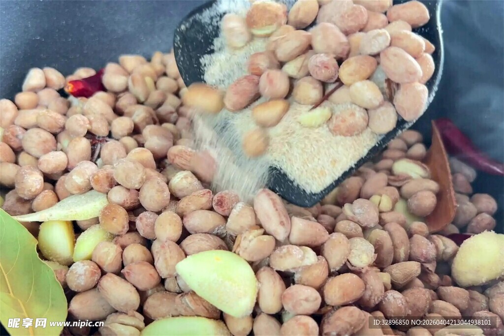 翻炒中的花生与配料