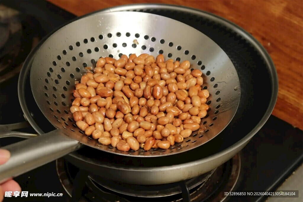 锅中翻炒的香脆花生米