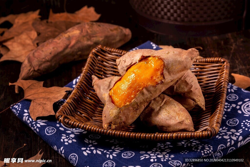 美味咸鸭蛋摆放在编织篮中