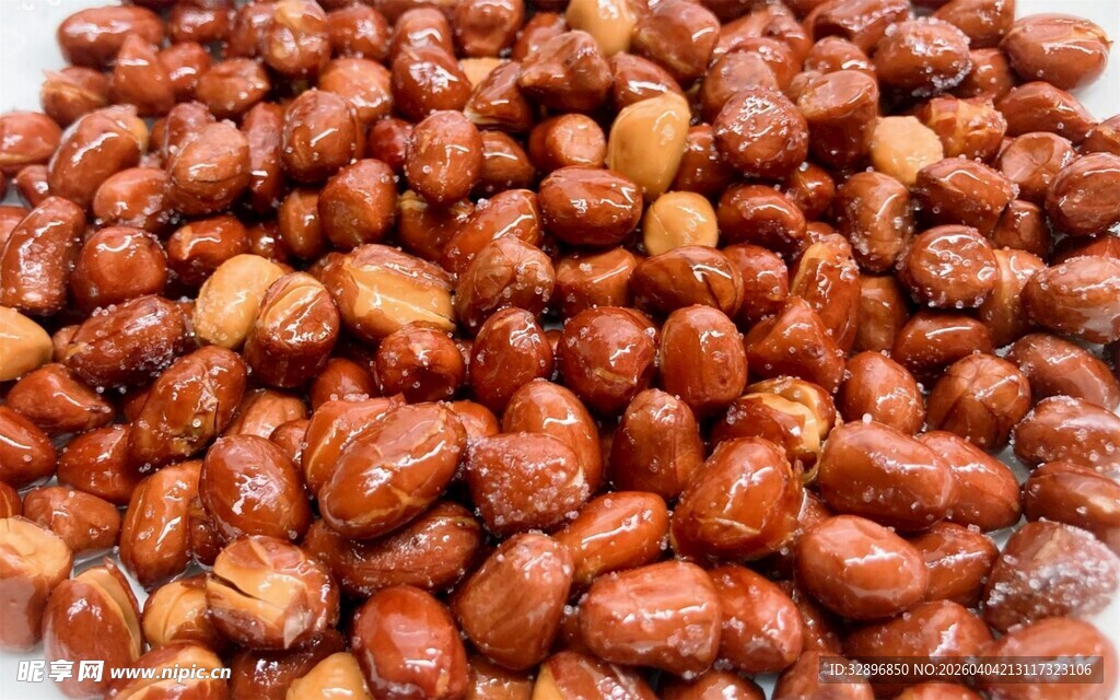 饱满诱人的油炸花生米