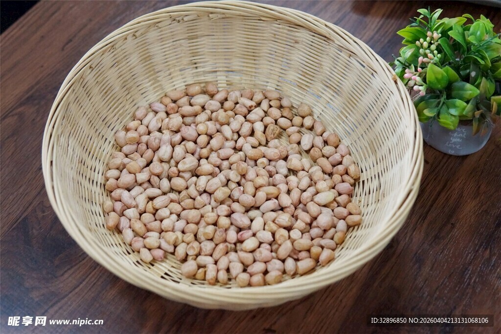 木碗中的饱满花生粒