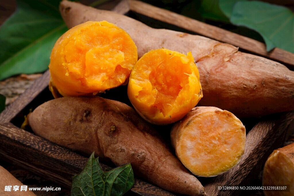 木盒中香甜的新鲜红薯