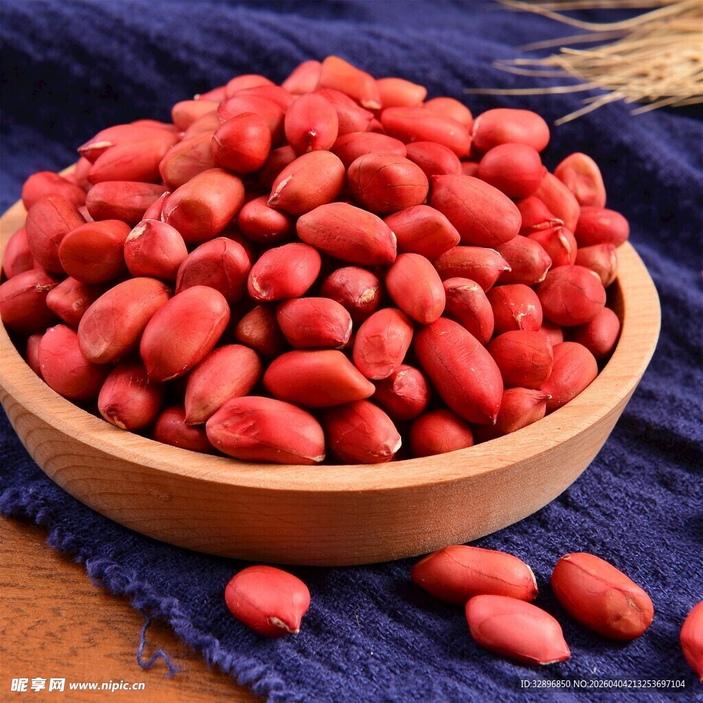 木碗中的饱满红皮花生米